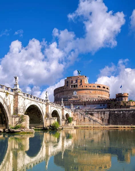 Castillo Ángel con puente en Roma, Italia — Foto de Stock