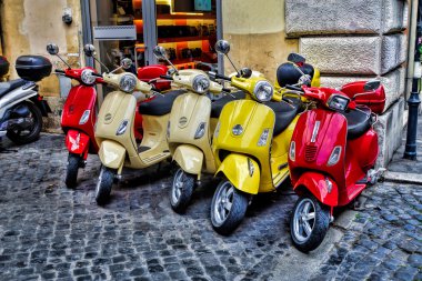 Scooter semt Roma, İtalya'da cadde üzerinde park edilmiş