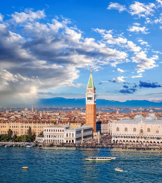 Panorama de Venecia con Alpes en Italia — Foto de Stock