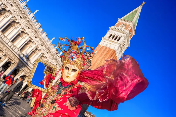 หน้ากากคาร์นิวัลที่ซานมาร์โกสแควร์ในเวนิส, อิตาลี — ภาพถ่ายสต็อก