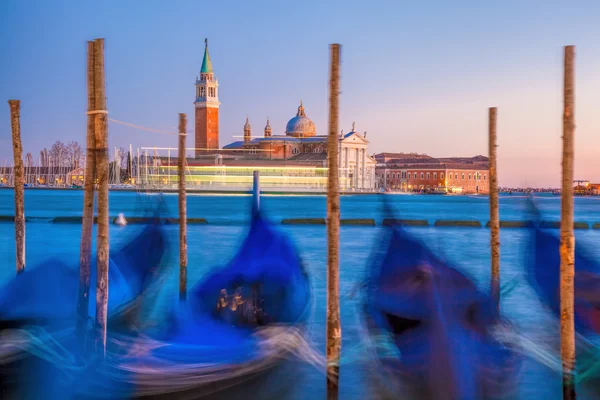 Venezia con gondole la sera in Italia — Foto Stock