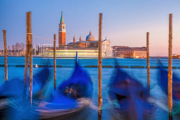 Venecia con góndolas por la noche en Italia — Foto de Stock