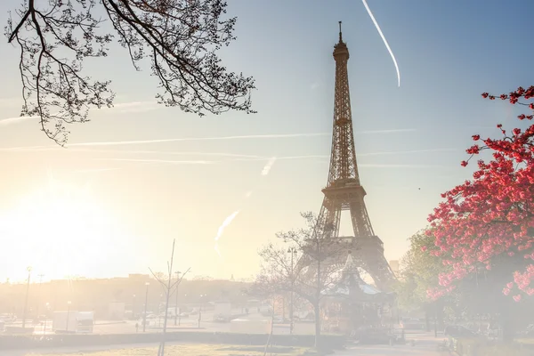 Paris Eyfel Kulesi sırasında Fransa Sisli sabah ile — Stok fotoğraf