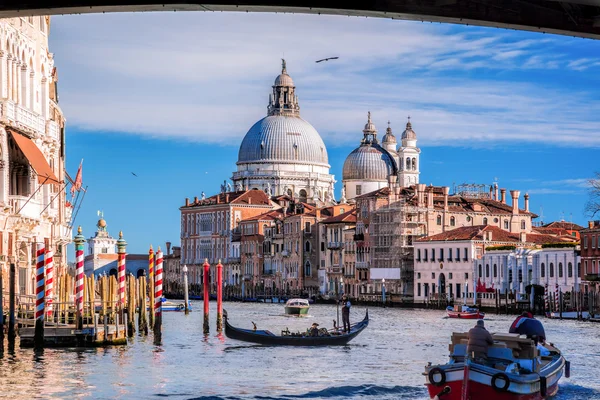 Большой канал с гондолой в Венеции, Италия — стоковое фото