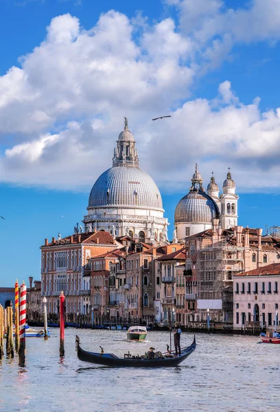 Большой канал с гондолой в Венеции, Италия — стоковое фото