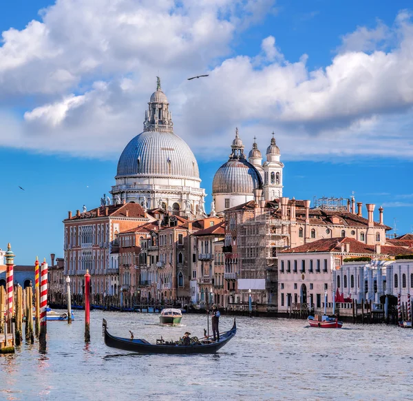 Canal Grande con gondola a Venezia — Foto Stock