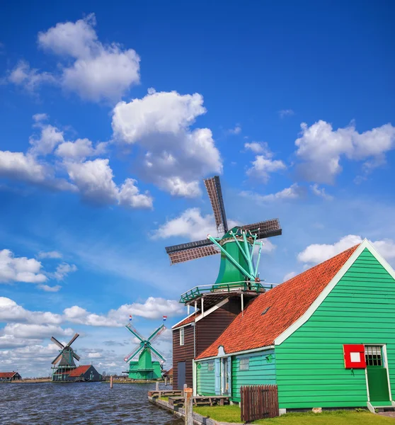 Geleneksel Hollanda yel değirmenleri Amsterdam, Hollanda 'yı kapatıyor. — Stok fotoğraf