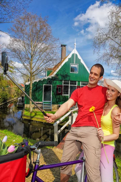 Selfie contre une vieille maison à Zaanse Schans, Hollande — Photo