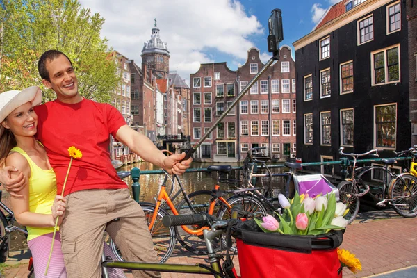 Selfie tegen kanaal in Amsterdam, Nederland — Stockfoto