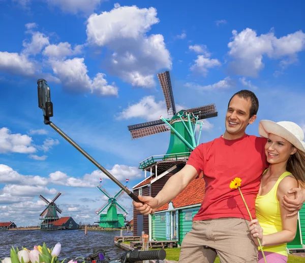 Selfie contre canal avec moulins à vent à Zaanse Schans, Hollande — Photo