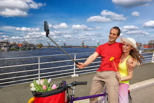 オランダ ザーンセ スカンスの風車と運河に対して Selfie — ストック写真
