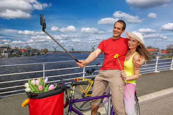 オランダ ザーンセ スカンスの風車と運河に対して Selfie — ストック写真