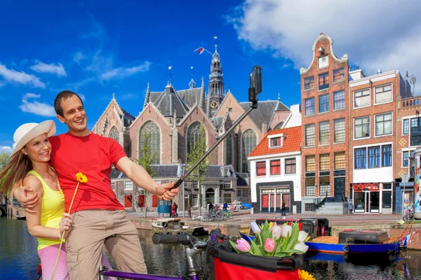 Selfie tegen kanaal in Amsterdam, Nederland — Stockfoto