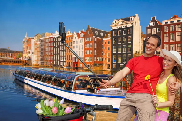 Selfie tegen kanaal in Amsterdam, Nederland — Stockfoto