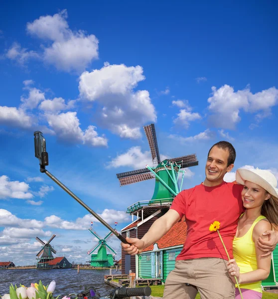 Selfie przeciwko kanał z wiatrakami w Zaanse Schans, Holandia — Zdjęcie stockowe