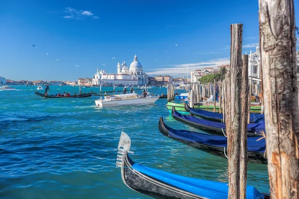 Hagyományos gondola a Grand Canal, Velence, Olaszország — Stock Fotó