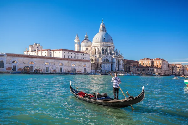 大運河ヴェネツィア、イタリアでの伝統的なゴンドラ — ストック写真