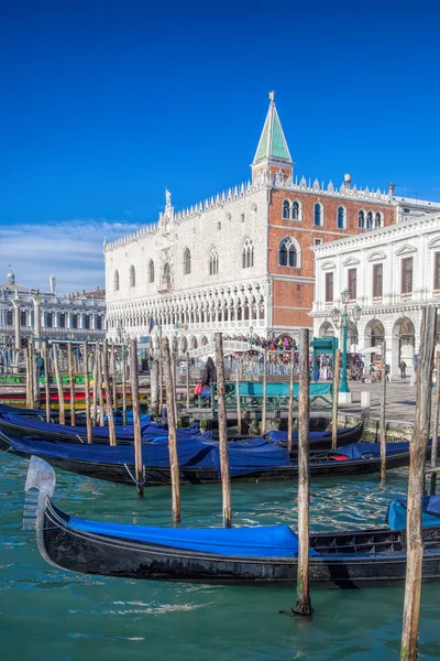 Traditional Gondolas on Grand Canal in Venice, Italy — Stock Photo, Image