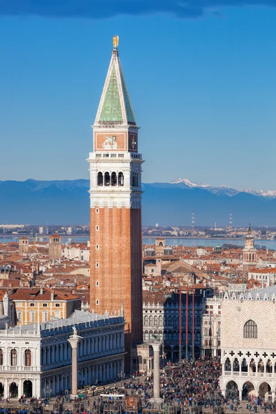 Piazza San Marco con campanario y el Palacio Ducal contra los Alpes italianos en Venecia, Italia — Foto de Stock