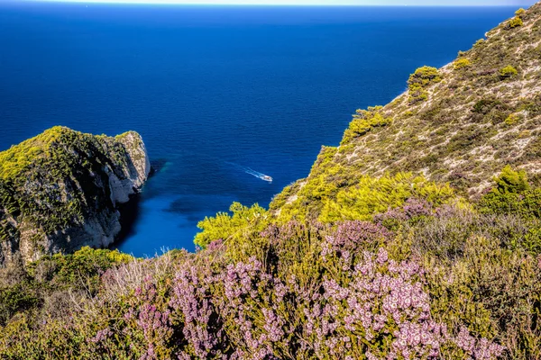 Costa de la isla de Zakynthos con los barcos en Grecia — Foto de Stock