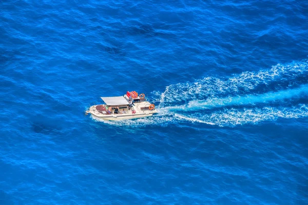 Barco a motor en mar azul abierto — Foto de Stock