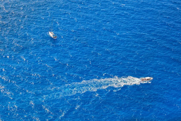 Speedboot auf dem azurblauen Meer — Stockfoto