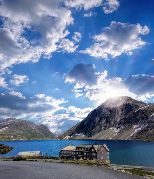 Noruega paisaje con hotel — Foto de Stock