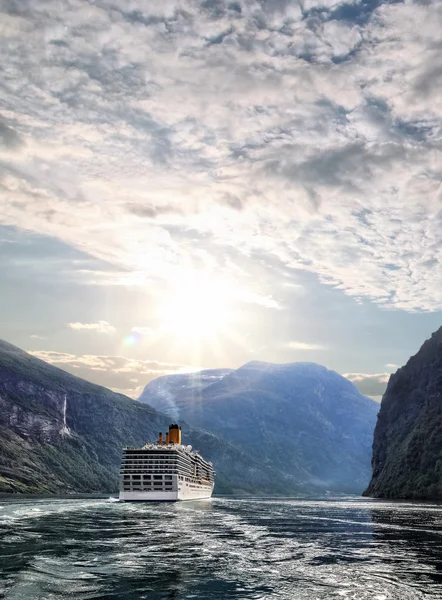 Гейрангер-фьорд с круизным путешествием по Норвегии — стоковое фото