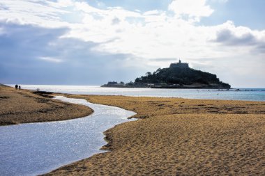 St Michael'ın Mount günbatımı Penzance Cornwall yakınındaki karşı