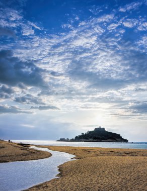 St Michael'ın Mount günbatımı Penzance Cornwall yakınındaki karşı
