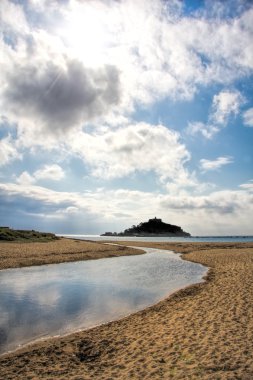 St Michael'ın Mount günbatımı Penzance Cornwall yakınındaki karşı
