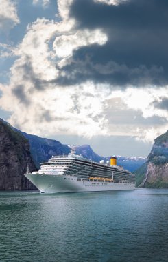 Geiranger fiyort Norveç'te karşı günbatımı cruise ile