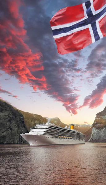 Geiranger fjord with cruise against sunset in Norway — Stock Photo, Image