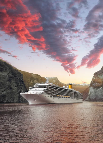 Geiranger fjord with cruise against sunset in Norway — Stock Photo, Image