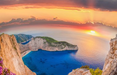 Batık ve çiçeklerle günbatımı karşı Navagio sahilde Zakyn