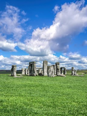 Stonehenge İngiltere'de dramatik gökyüzü ile
