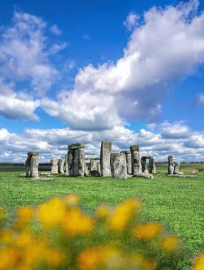Stonehenge İngiltere'de dramatik gökyüzü ile
