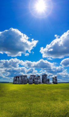 Stonehenge İngiltere'de dramatik gökyüzü ile