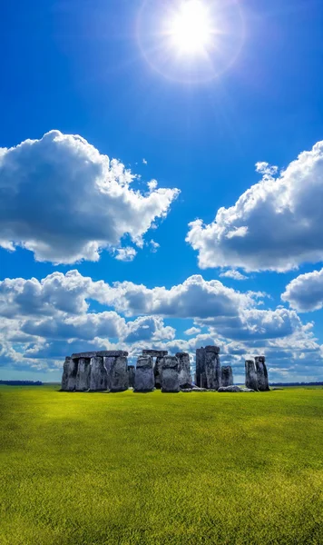 Stonehenge dramaattisella taivaalla Englannissa — kuvapankkivalokuva