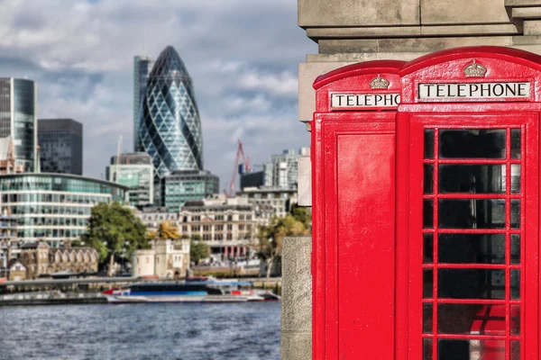 London-Symbole mit roten Telefonzellen gegen moderne Architektur in England, Großbritannien — Stockfoto