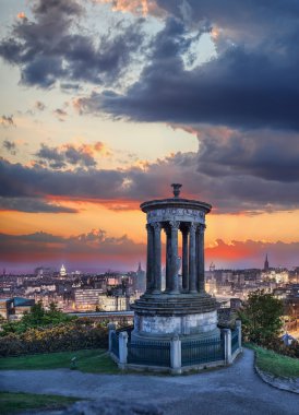 Günbatımı karşı Edinburgh İskoçya'da Calton Hill ile