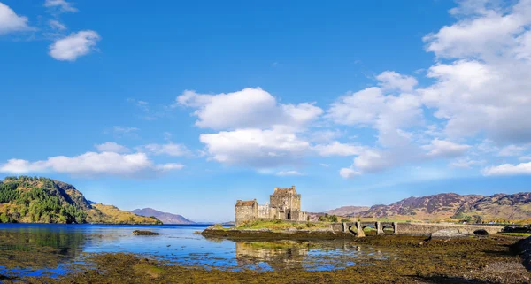 Panorama z Eilean Donan Castle w Highlands of Scotland — Zdjęcie stockowe