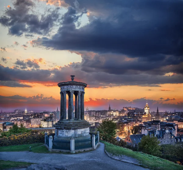 Edinburgh mot solnedgången med Calton Hill i Skottland — Stockfoto