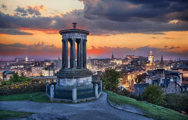 Edinburgh tegen zonsondergang met Calton Hill in Schotland — Stockfoto