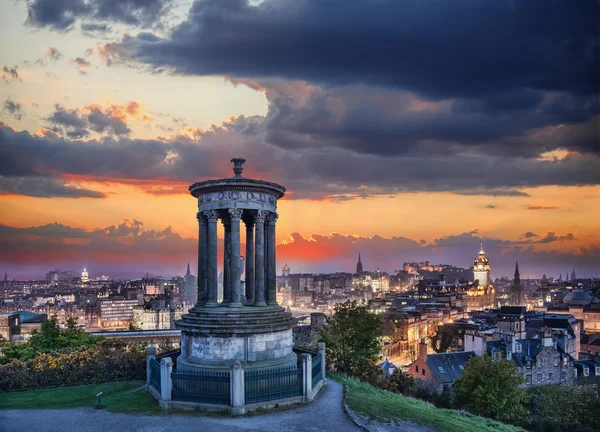 Edinburgh against sunset with Calton Hill in Scotland — Stock Photo, Image