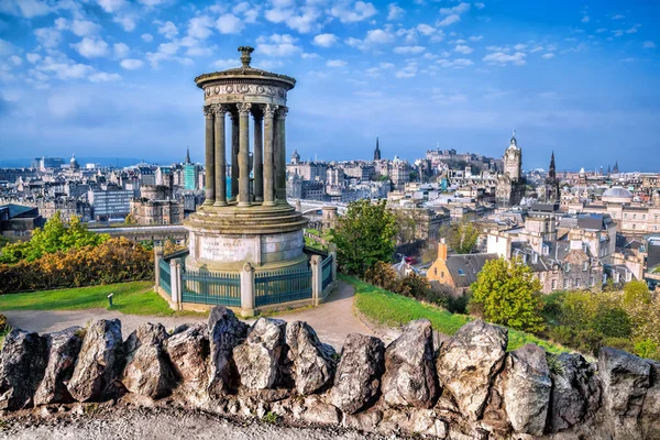 Edimburgo con Calton Hill en Escocia —  Fotos de Stock