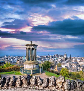 İskoçya'da Calton Hill ile Edinburgh panorama