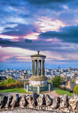 İskoçya'da Calton Hill ile Edinburgh panorama