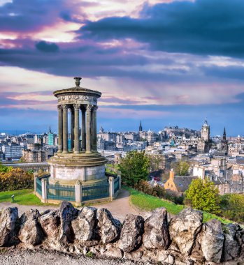 İskoçya'da Calton Hill ile Edinburgh panorama