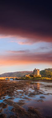 Günbatımı karşı Eilean Donan kale İskoçya Highlands